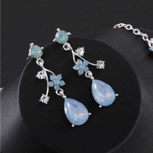 Elegant Blue Floral Teardrop Necklace & Earring Set - Picture 4 of 5